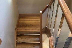 FBS19 : Open Plan Staircase: American Oak Treads, Oak Strings, Toughened Glass Panels Embedded (frosted), Oak Posts, Oak Handrail